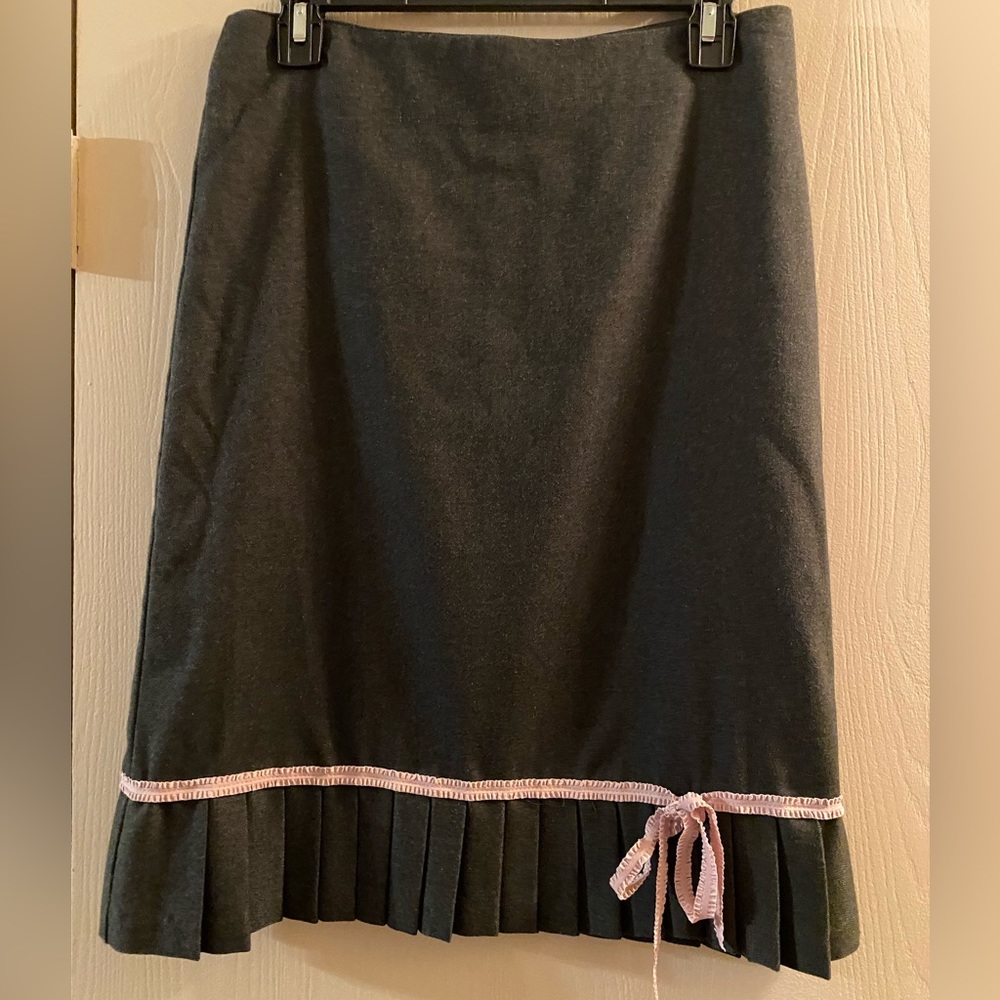 (NWT) BARNEY’S NEW YORK CO-OP skirt with pleated bottom w/ ribbon/bow 🎀. Sz 6.